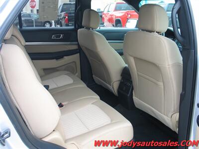2017 Ford Explorer  AWD, 3RD ROW SEATING, LOW/ LOW 41,000 MILE - Photo 26 - North Platte, NE 69101