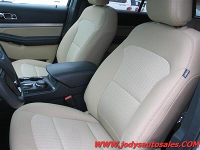 2017 Ford Explorer  AWD, 3RD ROW SEATING, LOW/ LOW 41,000 MILE - Photo 5 - North Platte, NE 69101