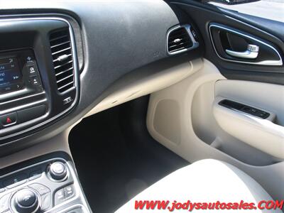 2016 Chrysler 200 Limited Limited, FWD, BLUETOOTH - Photo 18 - North Platte, NE 69101