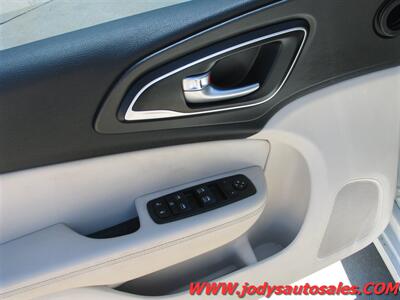 2016 Chrysler 200 Limited Limited, FWD, BLUETOOTH - Photo 3 - North Platte, NE 69101