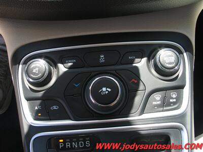 2016 Chrysler 200 Limited Limited, FWD, BLUETOOTH - Photo 14 - North Platte, NE 69101