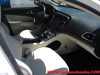 2016 Chrysler 200 Limited Limited, FWD, BLUETOOTH - Photo 19 - North Platte, NE 69101