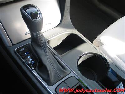 2016 Hyundai SONATA Hybrid SE  SE, HYBRID, LOW, LOW 19,000 MILES, 43 MPG - Photo 18 - North Platte, NE 69101