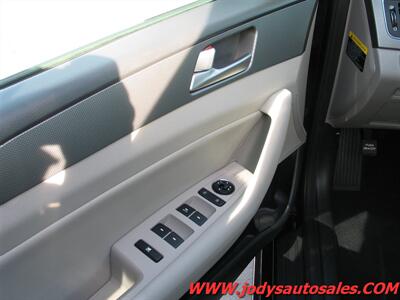 2016 Hyundai SONATA Hybrid SE  SE, HYBRID, LOW, LOW 19,000 MILES, 43 MPG - Photo 3 - North Platte, NE 69101