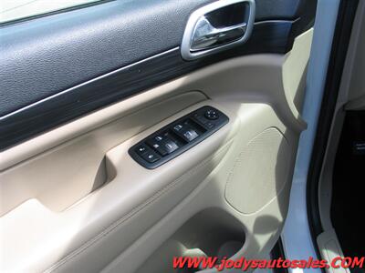 2019 Jeep Grand Cherokee Laredo  Laredo, 4x4, 3.6L V6 - Photo 3 - North Platte, NE 69101