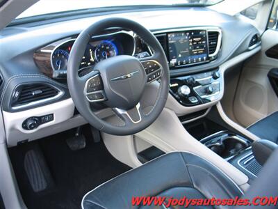 2023 Chrysler Pacifica Limited, LEATHER, SUNROOF, HEATED REAR SEATS  Limited, LEATHER, SUNROOF, HEATED REAR SEATS - Photo 2 - North Platte, NE 69101