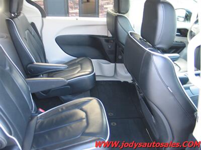 2023 Chrysler Pacifica Limited, LEATHER, SUNROOF, HEATED REAR SEATS  Limited, LEATHER, SUNROOF, HEATED REAR SEATS - Photo 35 - North Platte, NE 69101