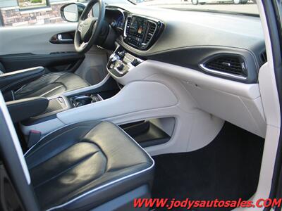 2023 Chrysler Pacifica Limited, LEATHER, SUNROOF, HEATED REAR SEATS  Limited, LEATHER, SUNROOF, HEATED REAR SEATS - Photo 33 - North Platte, NE 69101