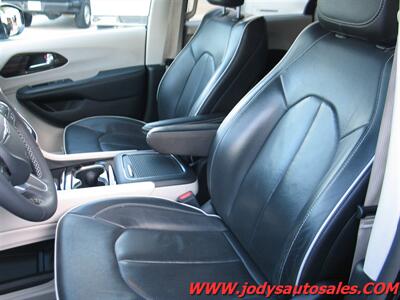 2023 Chrysler Pacifica Limited, LEATHER, SUNROOF, HEATED REAR SEATS  Limited, LEATHER, SUNROOF, HEATED REAR SEATS - Photo 5 - North Platte, NE 69101