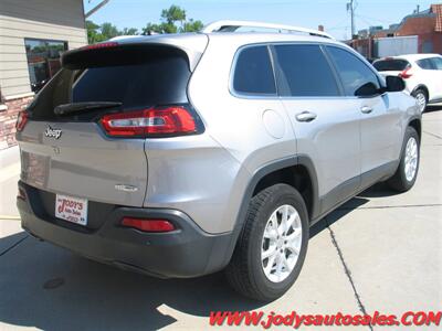 2018 Jeep Cherokee Latitude  Latitude, 4WD, LOW 55,000 MILES - Photo 27 - North Platte, NE 69101