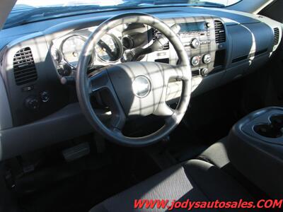 2011 Chevrolet Silverado 2500 W/T, 6.0 V-8, 4X4, LOW 86,000 MILES - Photo 2 - North Platte, NE 69101