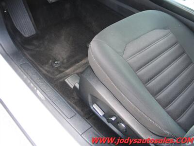 2018 Ford Fusion Hybrid SE  SE, GAS/HYBRID, 40 MPG, LOW, LOW 40,000 MILES - Photo 4 - North Platte, NE 69101