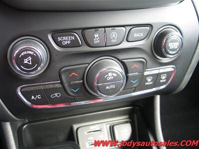 2018 Jeep Cherokee Trailhawk  Trailhawk, 4x4, 3.2L V6 - Photo 18 - North Platte, NE 69101