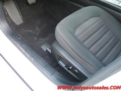 2019 Ford Fusion Hybrid SE SE, 2.0L I4 43 MPG - Photo 4 - North Platte, NE 69101