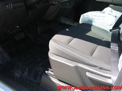 2024 Chevrolet Silverado 2500 W/T, CREW CAB, CAB & CHASSIS, 6.6 V8 GAS, 4X4 - Photo 4 - North Platte, NE 69101