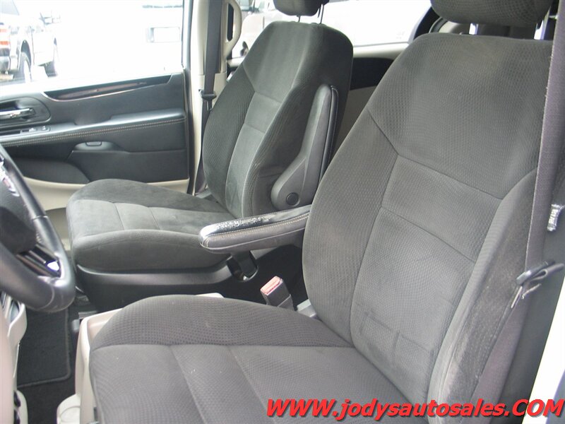 2016 Dodge Grand Caravan SE Plus photo 2