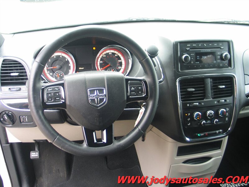 2016 Dodge Grand Caravan SE Plus photo 3