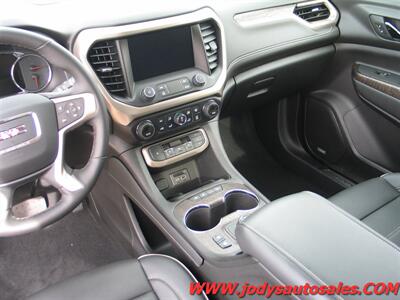 2023 GMC Acadia Denali  Denali ,  heated & Cool Seats, Sunroof - Photo 8 - North Platte, NE 69101