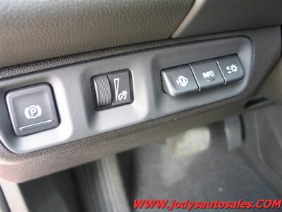 2023 GMC Acadia Denali  Denali ,  heated & Cool Seats, Sunroof - Photo 10 - North Platte, NE 69101