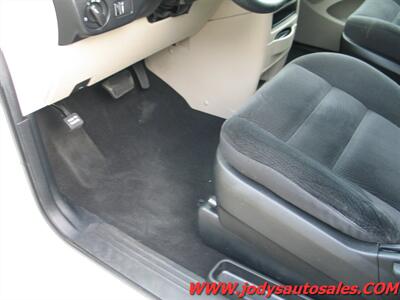 2018 Dodge Grand Caravan SE  SE, BACKUP CAMERA, BLUETOOTH, LOW 72,000 MILES - Photo 4 - North Platte, NE 69101