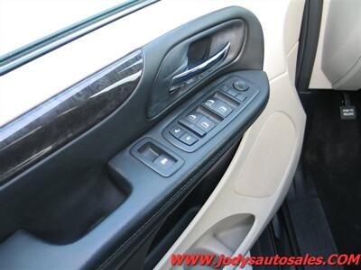 2016 Dodge Grand Caravan SXT, POWER DOORS, Backup cam. LOW 67,000 MILES - Photo 3 - North Platte, NE 69101