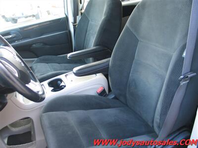2016 Dodge Grand Caravan SXT, POWER DOORS, Backup cam. LOW 67,000 MILES - Photo 5 - North Platte, NE 69101
