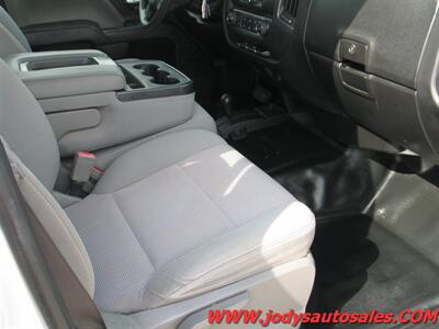 2017 Chevrolet Silverado 2500 Work Truck  4X4 CREW CAB, 8' BOX, LOW 59,000 MILES - Photo 22 - North Platte, NE 69101