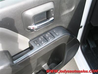 2017 Chevrolet Silverado 2500 Work Truck  4X4 CREW CAB, 8' BOX, LOW 59,000 MILES - Photo 3 - North Platte, NE 69101