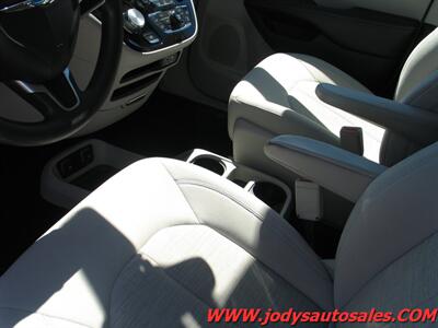2017 Chrysler Pacifica Hybrid Touring Plus Touring Plus, HYBRID, LOW 50,000 MILE - Photo 6 - North Platte, NE 69101