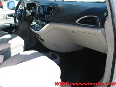 2017 Chrysler Pacifica Hybrid Touring Plus Touring Plus, HYBRID, LOW 50,000 MILE - Photo 27 - North Platte, NE 69101