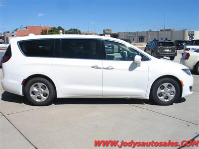 2017 Chrysler Pacifica Hybrid Touring Plus Touring Plus, HYBRID, LOW 50,000 MILE - Photo 40 - North Platte, NE 69101