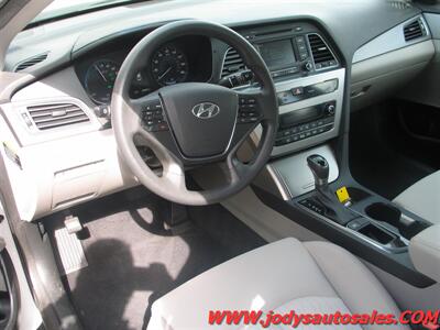2016 Hyundai SONATA Hybrid  LOW, LOW 39,000 - Photo 2 - North Platte, NE 69101