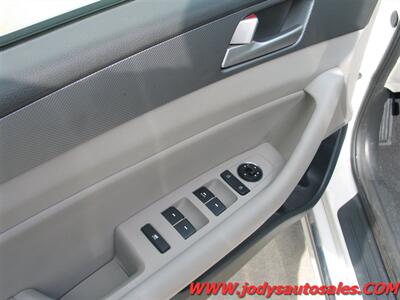 2016 Hyundai SONATA Hybrid  LOW, LOW 39,000 - Photo 3 - North Platte, NE 69101