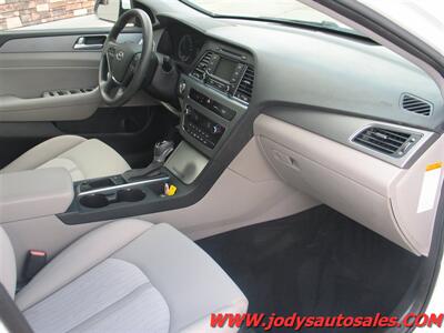 2016 Hyundai SONATA Hybrid  LOW, LOW 39,000 - Photo 22 - North Platte, NE 69101
