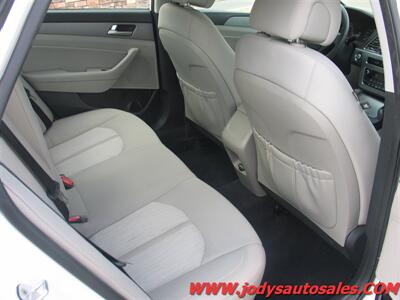 2016 Hyundai SONATA Hybrid  LOW, LOW 39,000 - Photo 24 - North Platte, NE 69101