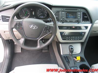 2016 Hyundai SONATA Hybrid  LOW, LOW 39,000 - Photo 6 - North Platte, NE 69101