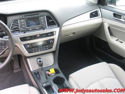 2016 Hyundai SONATA Hybrid  LOW, LOW 39,000 - Photo 7 - North Platte, NE 69101