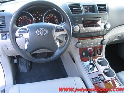 2012 Toyota Highlander Limited  Limited, AWD,  3RD SEAT, NAV. Heated Leather Seats - Photo 7 - North Platte, NE 69101