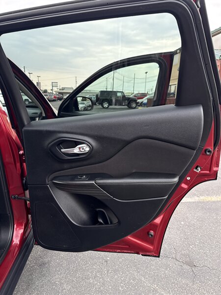 2016 Jeep Cherokee Latitude photo 13