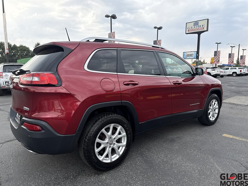 2016 Jeep Cherokee Latitude photo 2