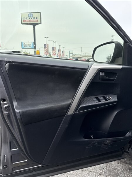 2013 Toyota RAV4 XLE photo 15