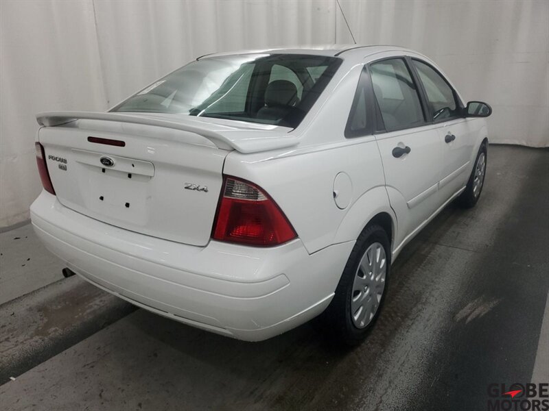 2005 Ford Focus ZX4 SES  