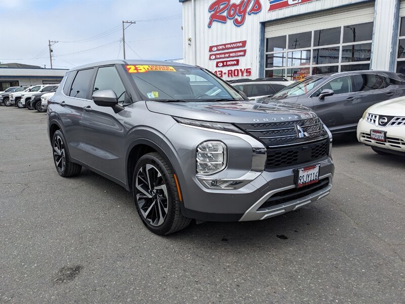 2023 Mitsubishi Outlander SE  