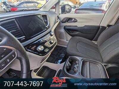 2021 Chrysler Pacifica Touring   - Photo 19 - Eureka, CA 95501