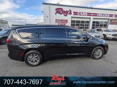 2021 Chrysler Pacifica Touring   - Photo 2 - Eureka, CA 95501