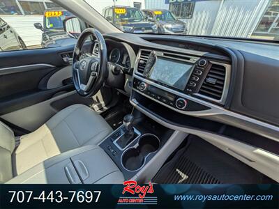 2017 Toyota Highlander Hybrid Limited  AWD - Photo 11 - Eureka, CA 95501