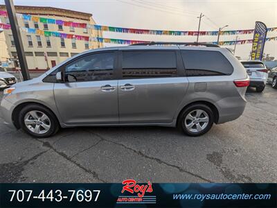 2017 Toyota Sienna LE  7-Passenger - Photo 4 - Eureka, CA 95501