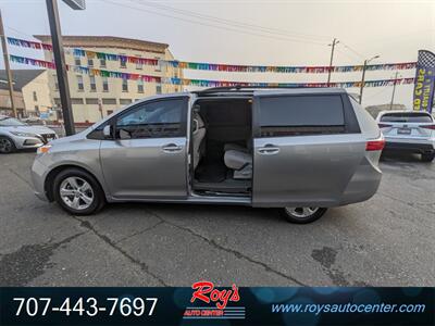 2017 Toyota Sienna LE  7-Passenger - Photo 5 - Eureka, CA 95501