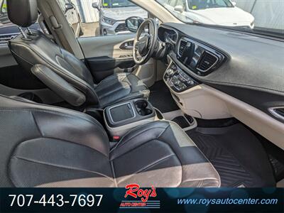 2020 Chrysler Pacifica Limited   - Photo 10 - Eureka, CA 95501