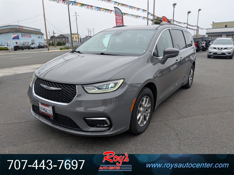 2022 Chrysler Pacifica Touring L   - Photo 1 - Eureka, CA 95501
